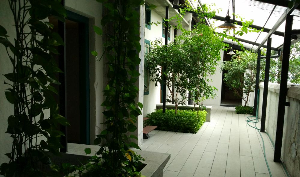 Sekeping Kong Heng's annex wing is located above a building next to Plan B